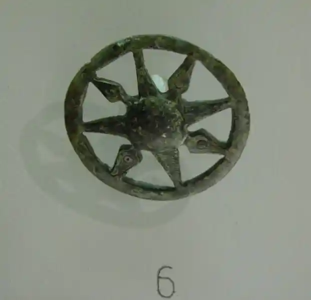 An eight-point sun inside a circle